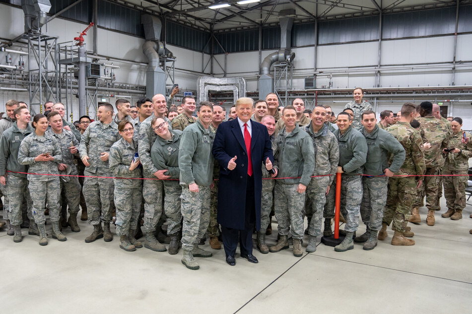 Zum Abschied "thumbs up": Donald Trump, Präsident der USA, während eines Zwischenstopps auf dem Stützpunkt der US-Luftwaffe in Ramstein im Jahr 2018.