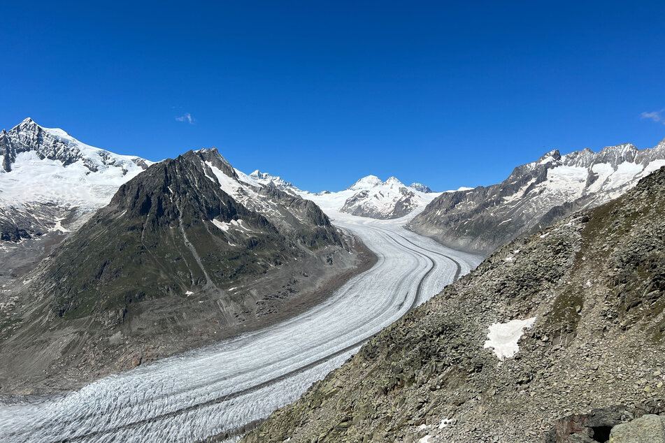 Der große Aletschgletscher in der Schweiz ist bereits Mitte Juni ohne Schneedecke der starken Sonne ausgesetzt.