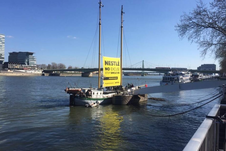 Das Greenpeace Schiff Beluga II in Köln.