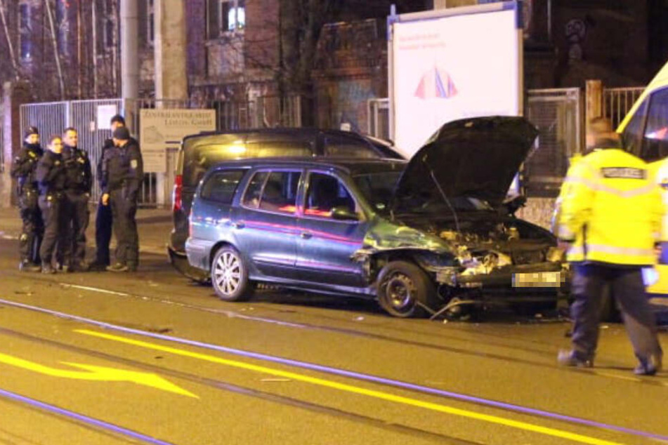 Nach dem Unfall wurde der Renault gegen einen am Straßenrand geparkten Transporter geschoben.