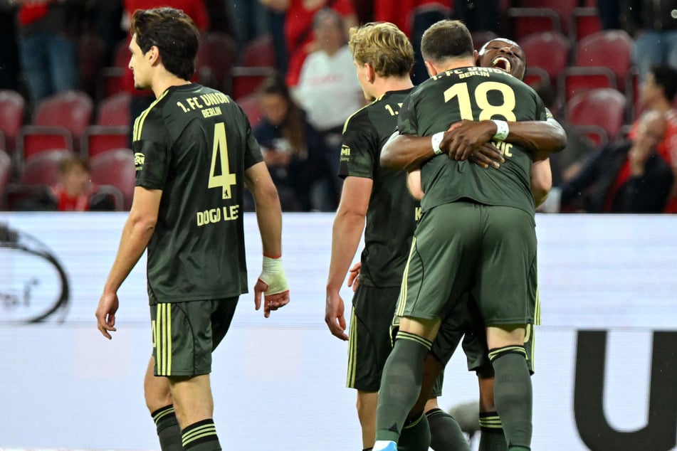 Hoch soll er leben: Josip Juranovic (30) wird nach seinem entscheidenden 3:1 kräftig gefeiert.