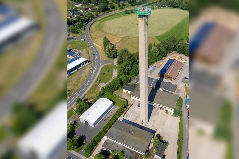 1985 ging das Heizkraftwerk in Olbernhau in Betrieb. Nach vier Jahren war der Ofen aus. Jetzt kommt auch der 106 Meter hohe Schornstein weg.