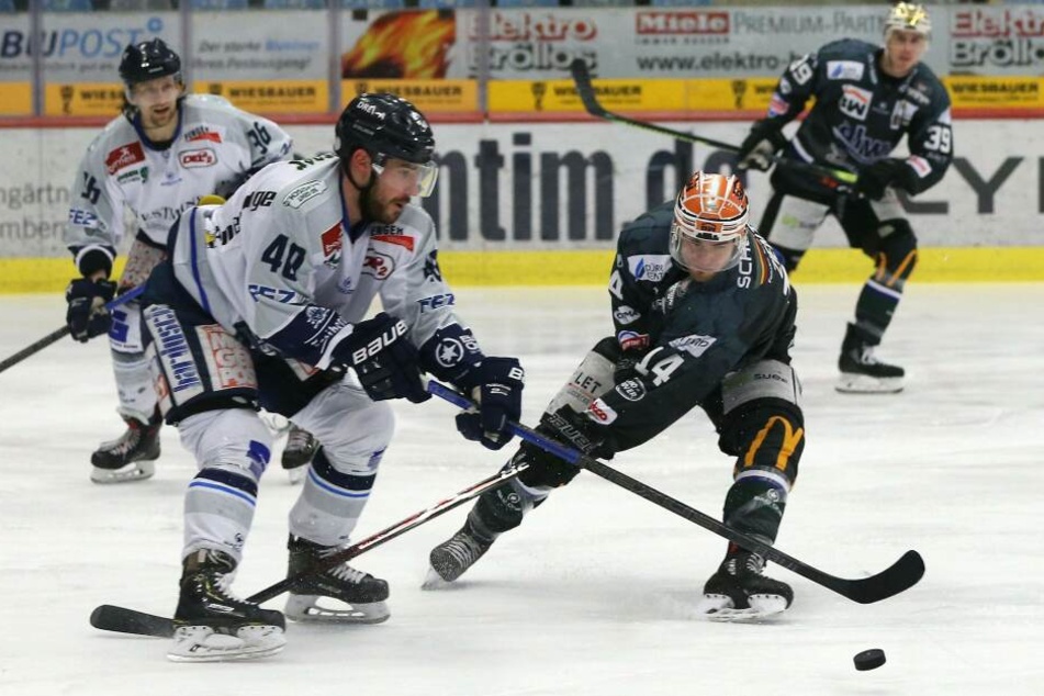 Nick Huard (li.) versuchte mit seinen Kollegen in Spiel eins alles, zum Sieg reichte es (noch) nicht.