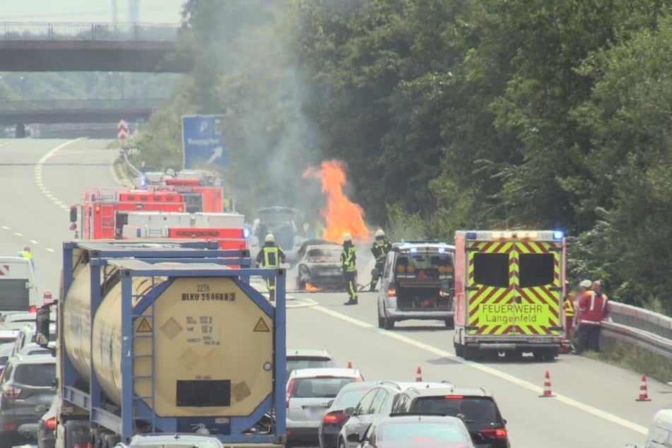 Das Auto auf der A3 bei Langenfeld brannte komplett aus.