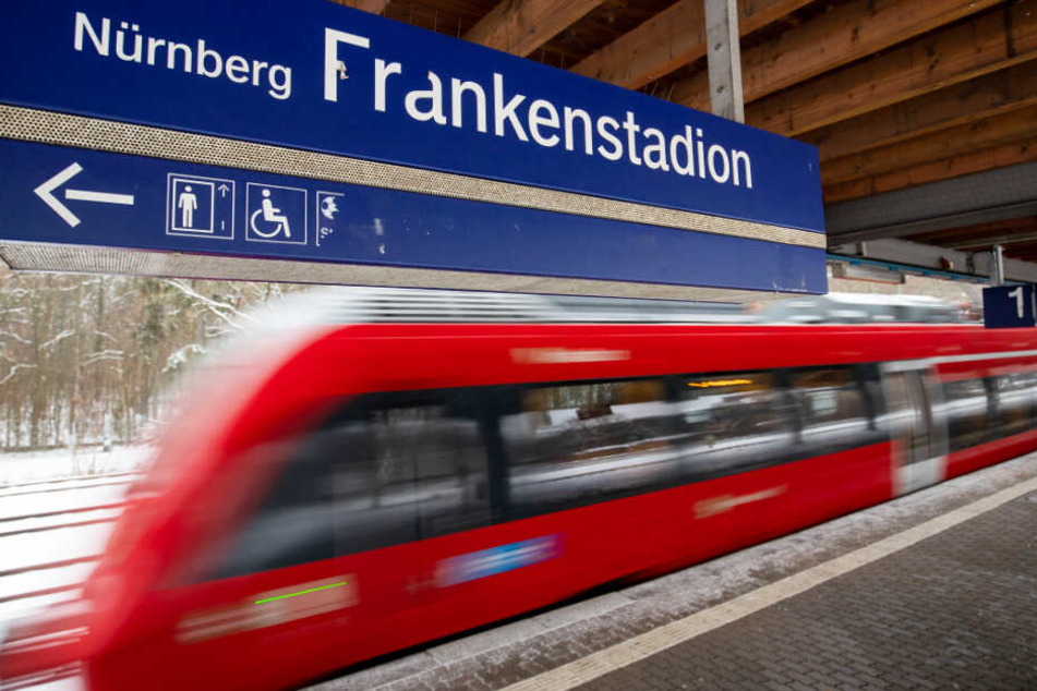 Am S-Bahnhof Frankenstadion in Nürnberg sind Jugendliche ums Leben gekommen.