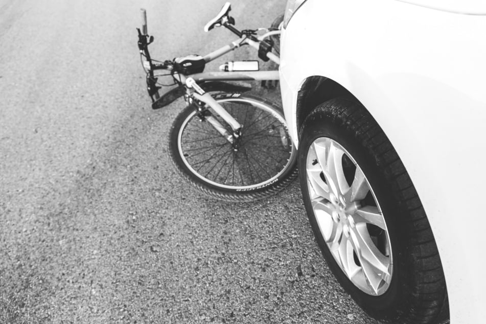 Nissan erfasst Fahrradfahrer: 12-Jähriger schwer verletzt in Klinik!