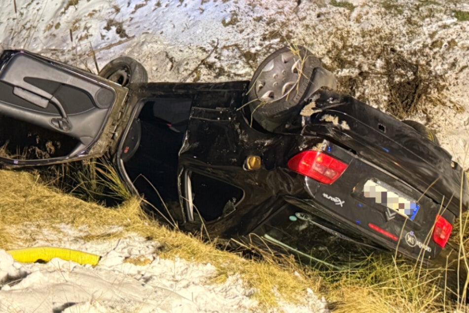 Mann entdeckt zufällig Auto im Graben: Toter Fahrer steckte noch im Wrack