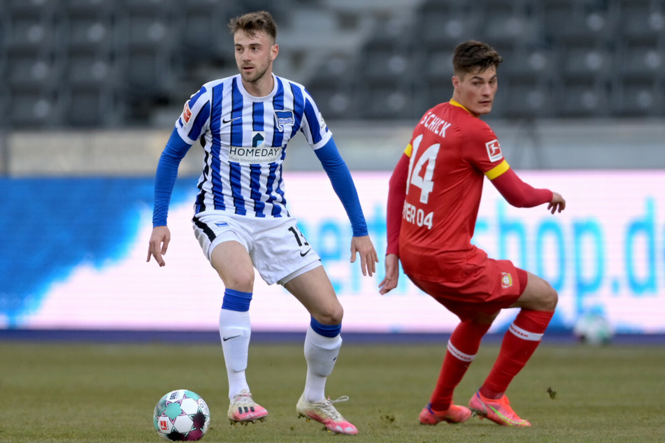Herthas Lukas Klünter (l.) im Zweikampf mit Leverkusens Patrik Schick.