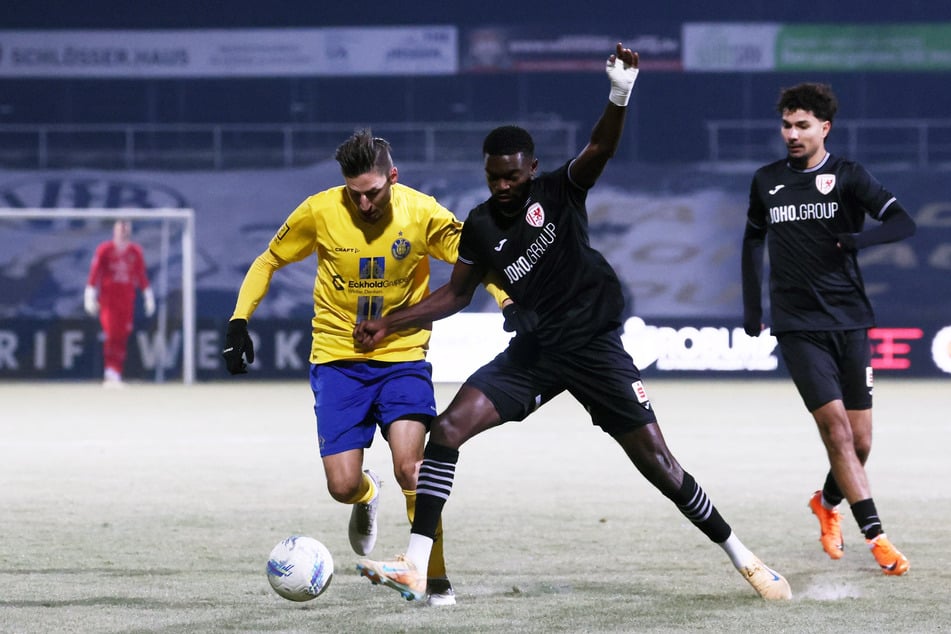 Auf dem Rasen gut sichtbar: Es war ziemlich frostig am Freitagabend im Bruno-Plache-Stadion.