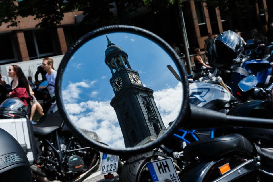 Motorräder und Fahrer, die am diesjährigen Motorradgottesdienst MoGo teilnehmen, stehen vor der Hauptkirche St. Michaelis in Hamburg.