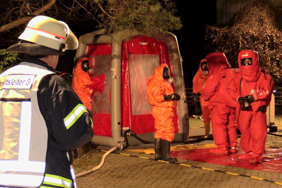Die Feuerwehr trug Schutzanzüge, da sie nicht wußten, um was für Materialen es sich handelte.