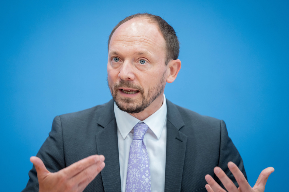 Marco Wanderwitz (48, CDU) hat sich erneut dafür ausgesprochen, ein Verbotsverfahren gegen die AfD in Karlsruhe in Gang zu bringen.