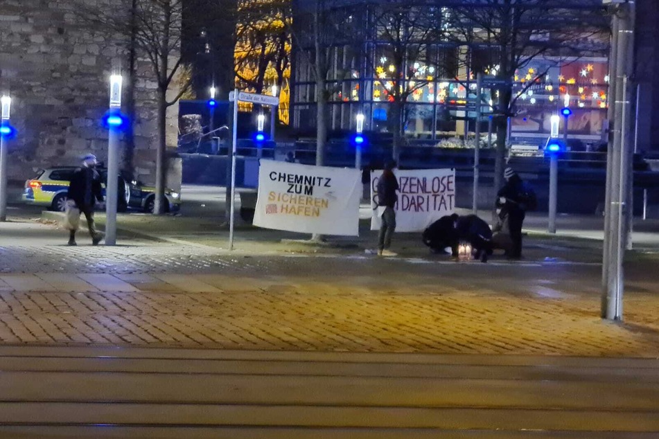 Am Roten Turm wurden bereits Plakate aufgehängt und Kerzen niedergelegt.
