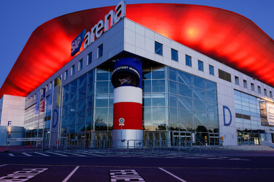 Die SAP-Arena wird mit rotem Licht angeleuchtet. Mit der bundesweiten Aktion "Night of Light" will die Veranstaltungswirtschaft auf die durch die Bekämpfung des Coronavirus bedingte schwierige Lage der Branche aufmerksam machen.