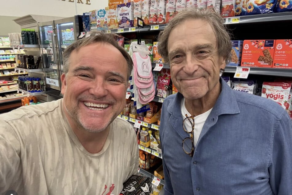 Schauspieler unter sich! David DeLuise (54, "Die Zauberer vom Waverly Place") und John Goodman (74, "Roseanne", r.) haben sich zufällig beim Einkaufen getroffen.