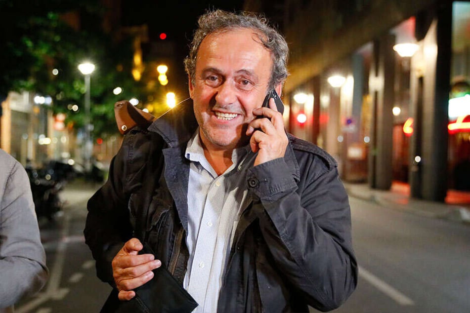 Noch kann er lachen: Ex-UEFA-Präsident Michel Platini (63) nach seiner Entlassung aus dem Gewahrsam der Polizei.