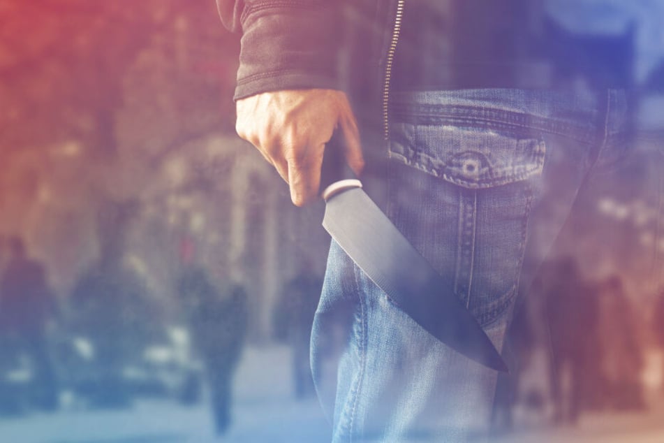 Bundespolizisten fanden bei der anschließenden Durchsuchung des 22-Jährigen ein aufgeklapptes Springmesser und stellten es sicher.