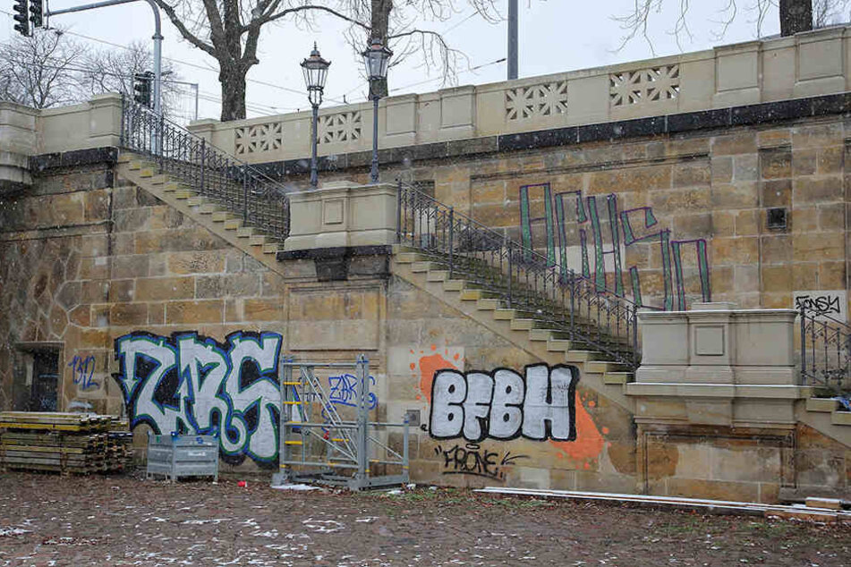 Über 100.000 Euro kostete die Graffiti-Entfernung an Brücken, Straßen und Parkautomaten.