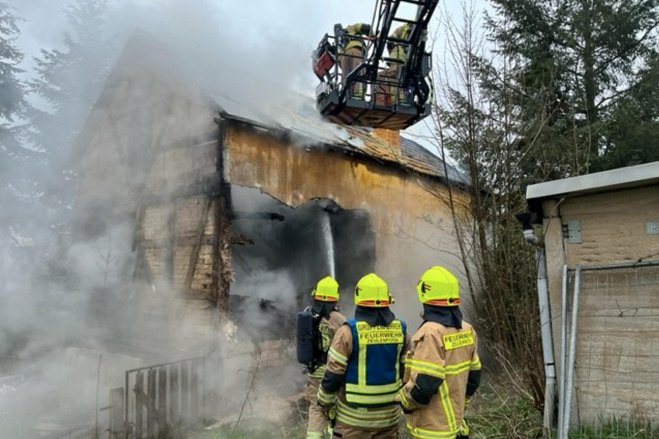 Haus fängt in Morgenstunden an zu brennen: Feuerwehr löscht Flammen