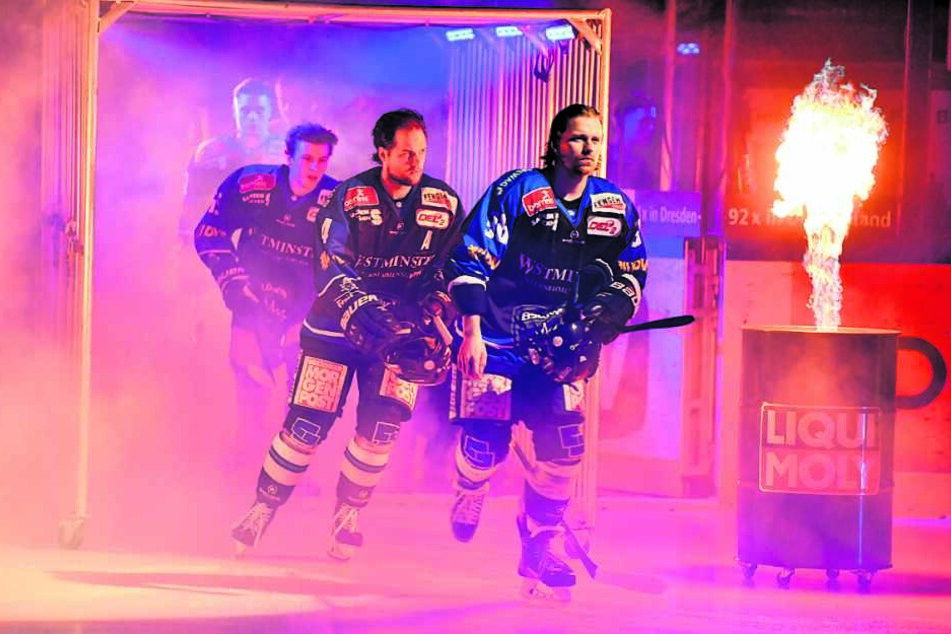 René Kramer (vorn) und seine Mitspieler sind Feuer und Flamme, gegen Tölz im zweiten Anlauf zu gewinnen.