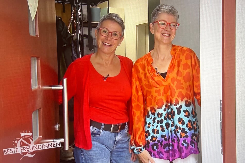 An Tag zwei stellen sich die beiden Freundinnen Christiane (58, r.) und Birgit (57) aus Leverkusen der Shopping-Herausforderung.
