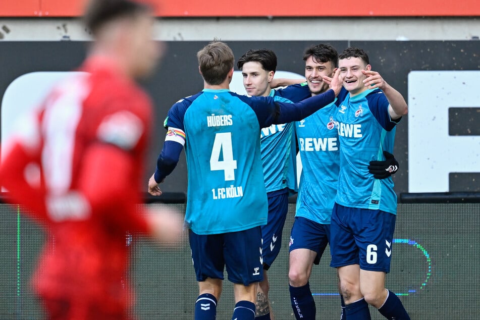 Jubel bei den auswärts in Blau spielenden Kölnern: Dank des Treffers von Dejan Ljubicic haben sich die Domstädter trotz schwierigem Saisonstart die Herbstmeisterschaft in Liga Zwei gesichert.