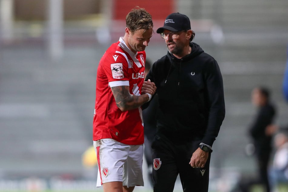 Timmy Thiele (34, l.) wirkt unzufrieden, Pele Wollitz (60) spricht ihm zu. (Archivbild)