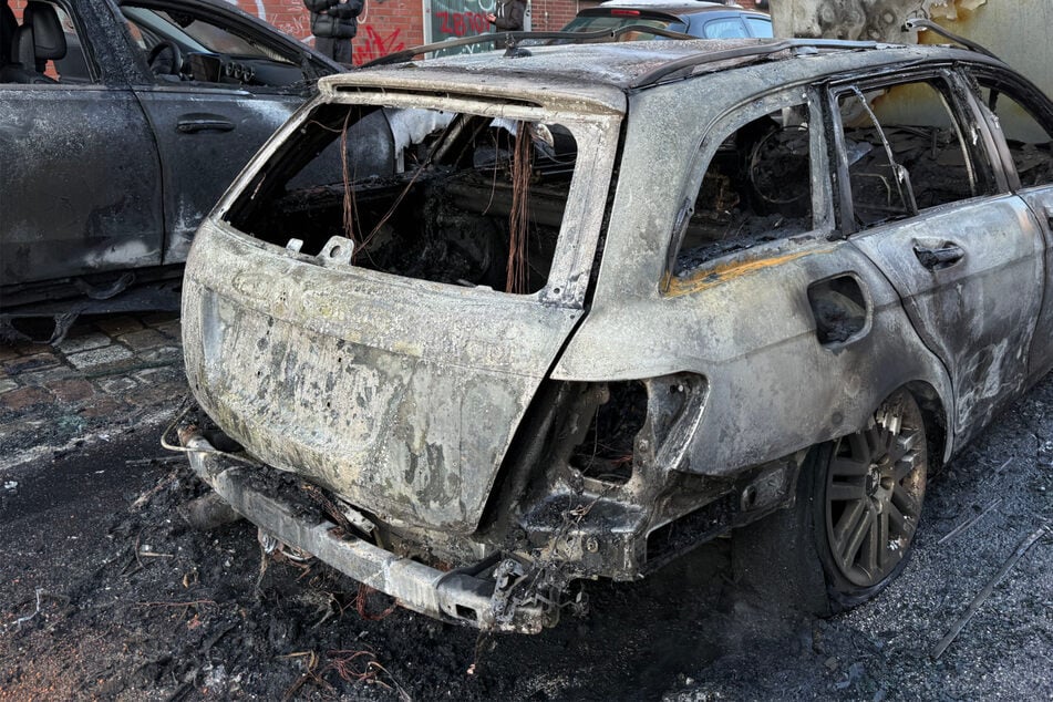 Hamburg: Auto brennt auf Hauptverkehrsstraße: Mehrere Wagen fangen Feuer