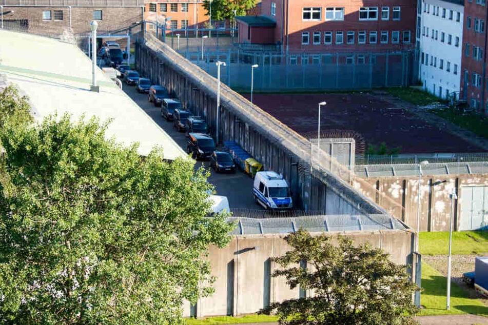 Polizeifahrzeuge stehen in der JVA Lübeck, in der am Montagnachmittag ein Insasse eine Psychologin in seine Gewalt gebracht hatte.