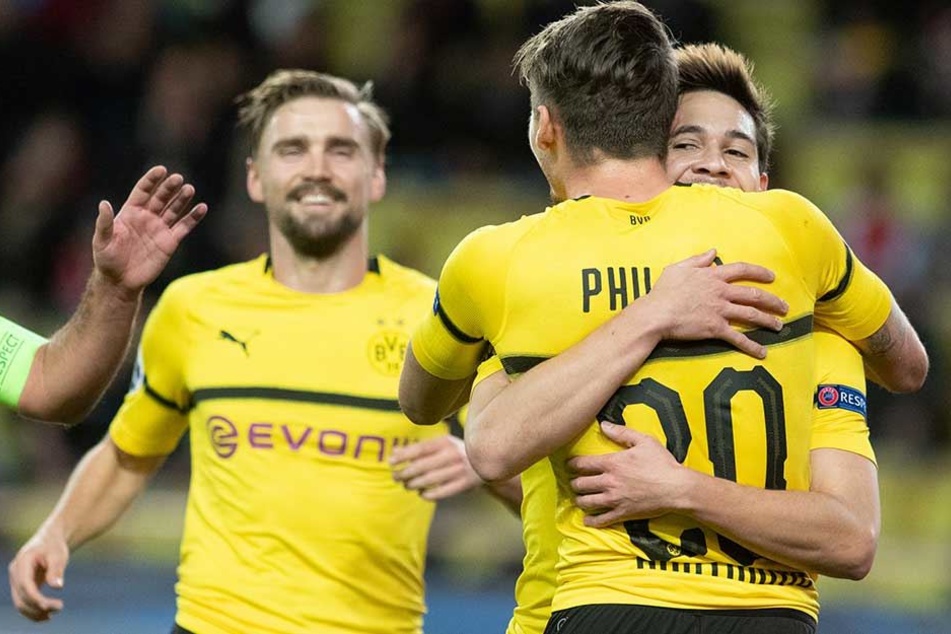 Dortmunds Raphael Guerreiro (r) jubelt mit mit Maximilian Philipp (M) und Marcel Schmelzer über seinen Treffer zum 1:0.
