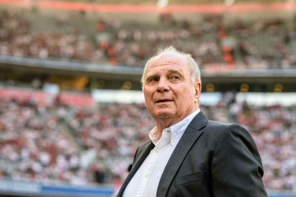 Bayern-Boss Uli Hoeneß (66) stärkt Kovac den Rücken.