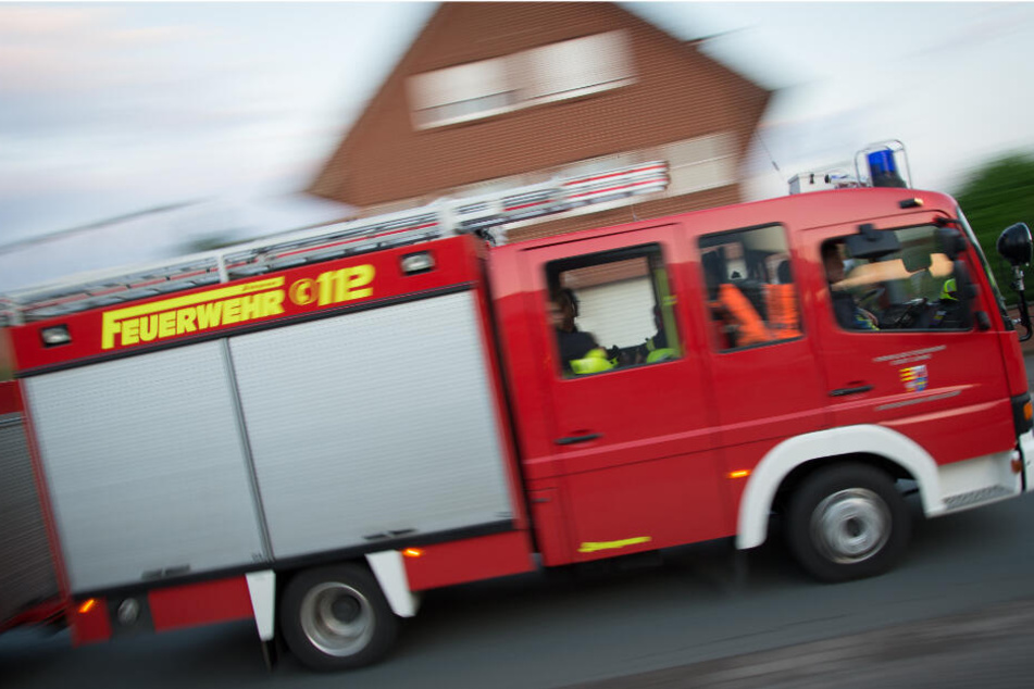 Die Feuerwehr rückte mit 40 Mann und 8 Fahrzeugen an, um den Brand unter Kontrolle zu bringen. (Symbolbild)