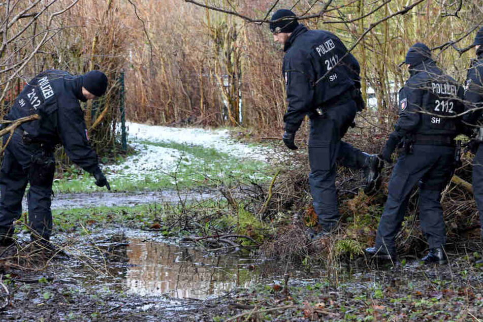 Polizisten suchen im Januar in der Nähe des Tatorts nach der Tatwaffe. (Archivbild.)