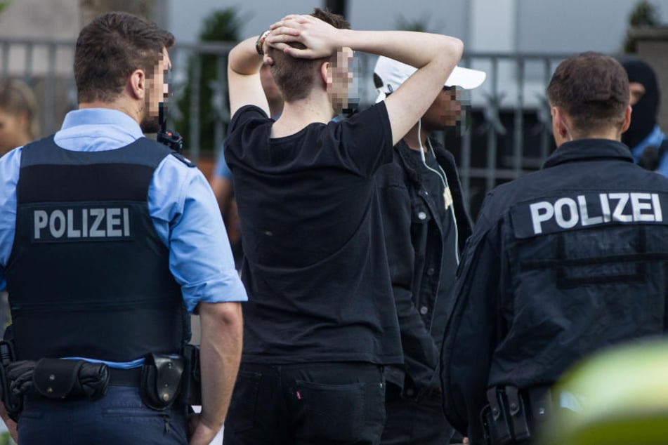Insgesamt wurden 112 Personen vorläufig festgenommen.
