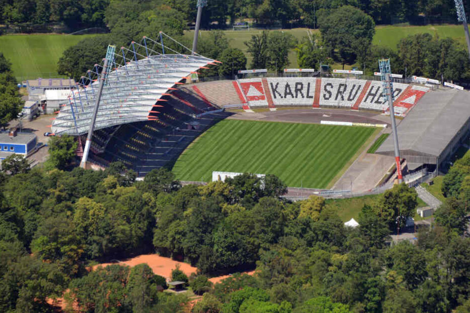 Eine Luftaufnahme des Karlsruher Wildparkstadions vor den Umbaumaßnahmen.