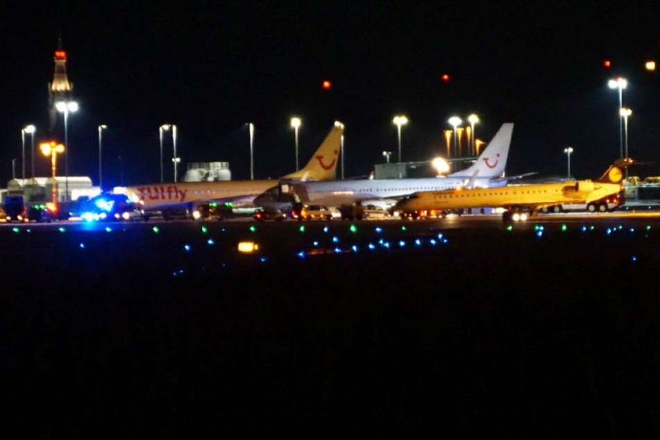 Das Passagierflugzeug der Gesellschaft Tui Fly am Dienstagabend in Stuttgart.