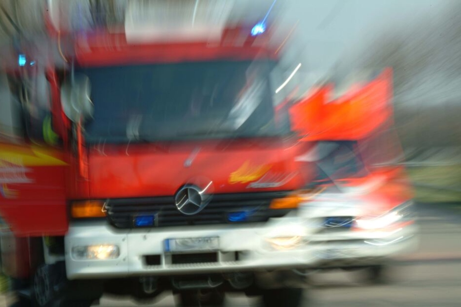 Die Feuerwehr rückte wegen eines Brandalarms an einer Schule in Haan aus (Symbolbild).