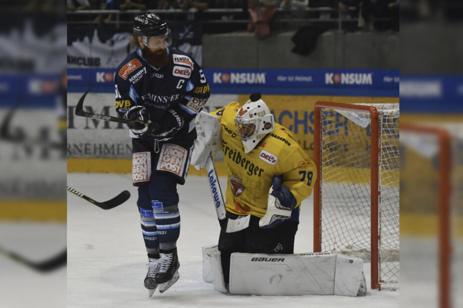 Der Job von Eislöwen-Kapitän Thomas Pielmeier. Er muss Füchse-Goalie Mac Carruth die Sicht nehmen, damit die Scheibe reingeht.