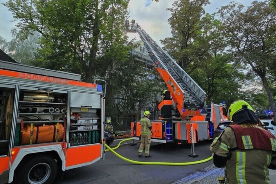 Berlin: Dach brennt in Grunewald: Feuerwehr stundenlang im Einsatz