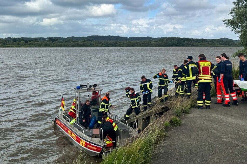 Radfahrer stürzt in die Elbe und verletzt sich schwer: Hubschrauber im Einsatz