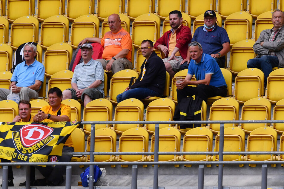 Zum Spiel gegen Jablonec kamen nur 300 Zuschauer ins Harbig-Stadion, obwohl 1000 erlaubt waren. Vielen waren die Zutrittsbedingungen wohl zu kompliziert...