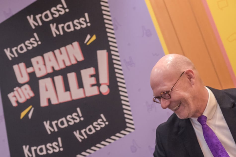 Michael Westhagemann (parteilos), Hamburgs Wirtschaftssenator, auf der Landespressekonferenz vor einem Werbeplakat.