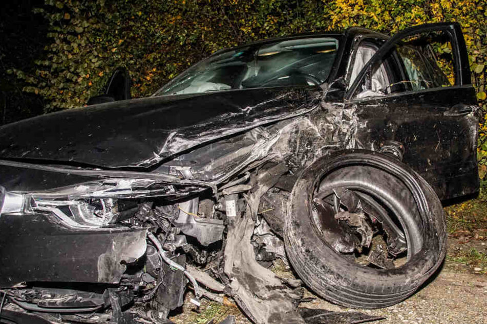 Ein Blick auf den völlig zerstörten Audi.