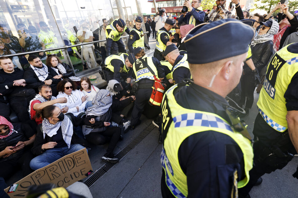 Mehrere Protestierende setzten sich vor der Malmö Arena auf den Boden.