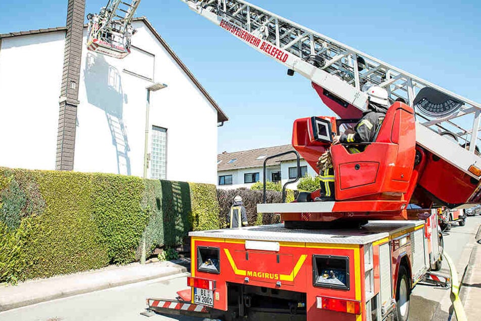 Mit einem Leiterwagen musste die Feuerwehr ein Übergreifen auf das Haus verhindern.