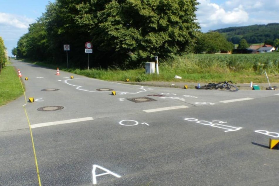 Autofahrer erfasst Radler auf Kreuzung und lässt ihn einfach liegen