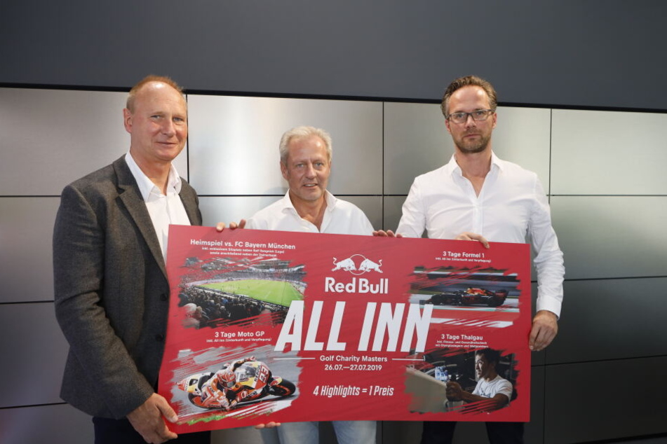 Red Bull bietet ein vierteiliges Erlebnisset zur Versteigerung an. v.l.n.r.: RB-Vertreter Perry Bräutigam, "GRK Golf Charity Masters"-Veranstalter Steffen Göpel und RB-Mediendirektor Florian Scholz.