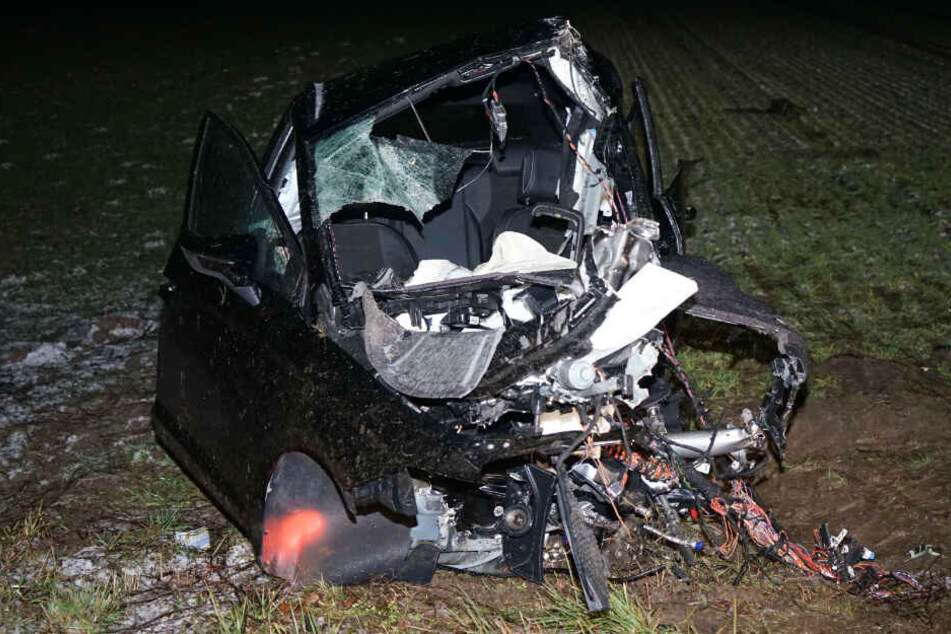 Die 16-jährige Beifahrerin konnte den Crash überleben.