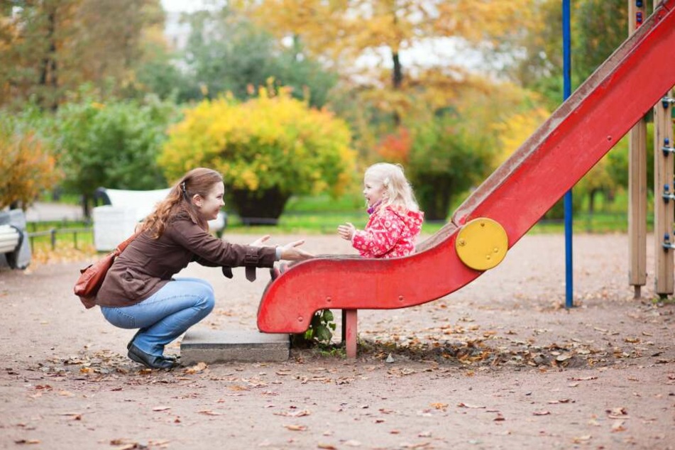 Der betroffene Spielplatz wird abgeriegelt und samt aller Spielgeräte wie Rutschen und Wippen abgebaut. (Symbolbild)