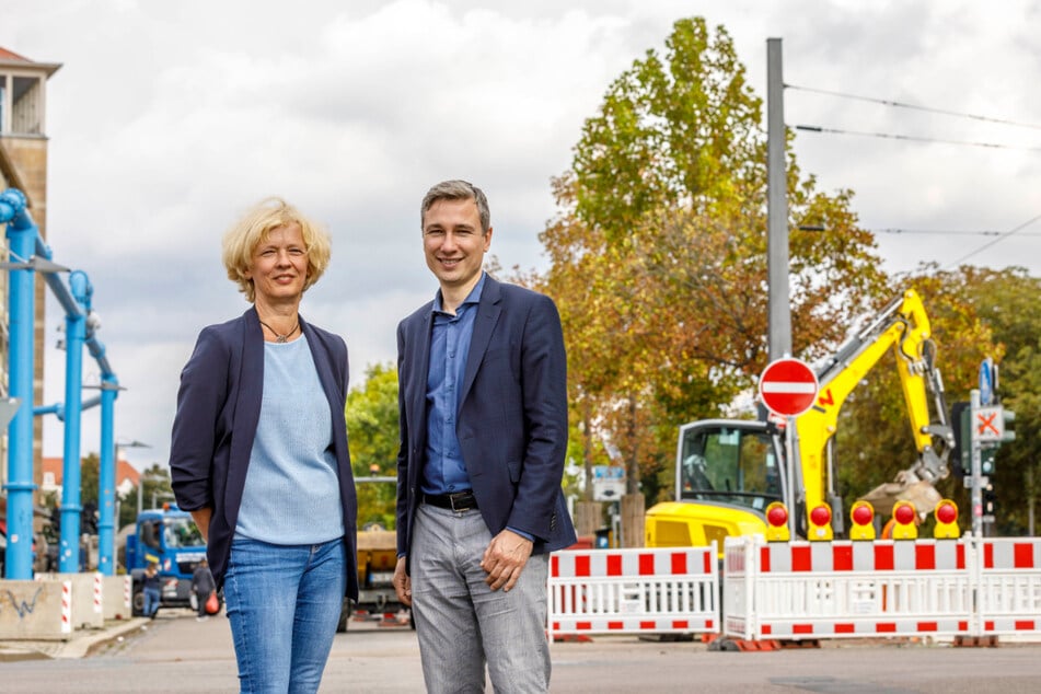 Baubürgermeister Stephan Kühn (43, Grüne) und die Leiterin des Straßen- und Tiefbauamtes, Simone Prüfer (57), kennen sich aus mit den Rohren.